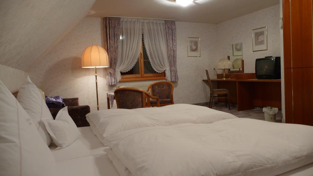Hotel Restaurant Landhaus Koehle ノイキルヒ エクステリア 写真